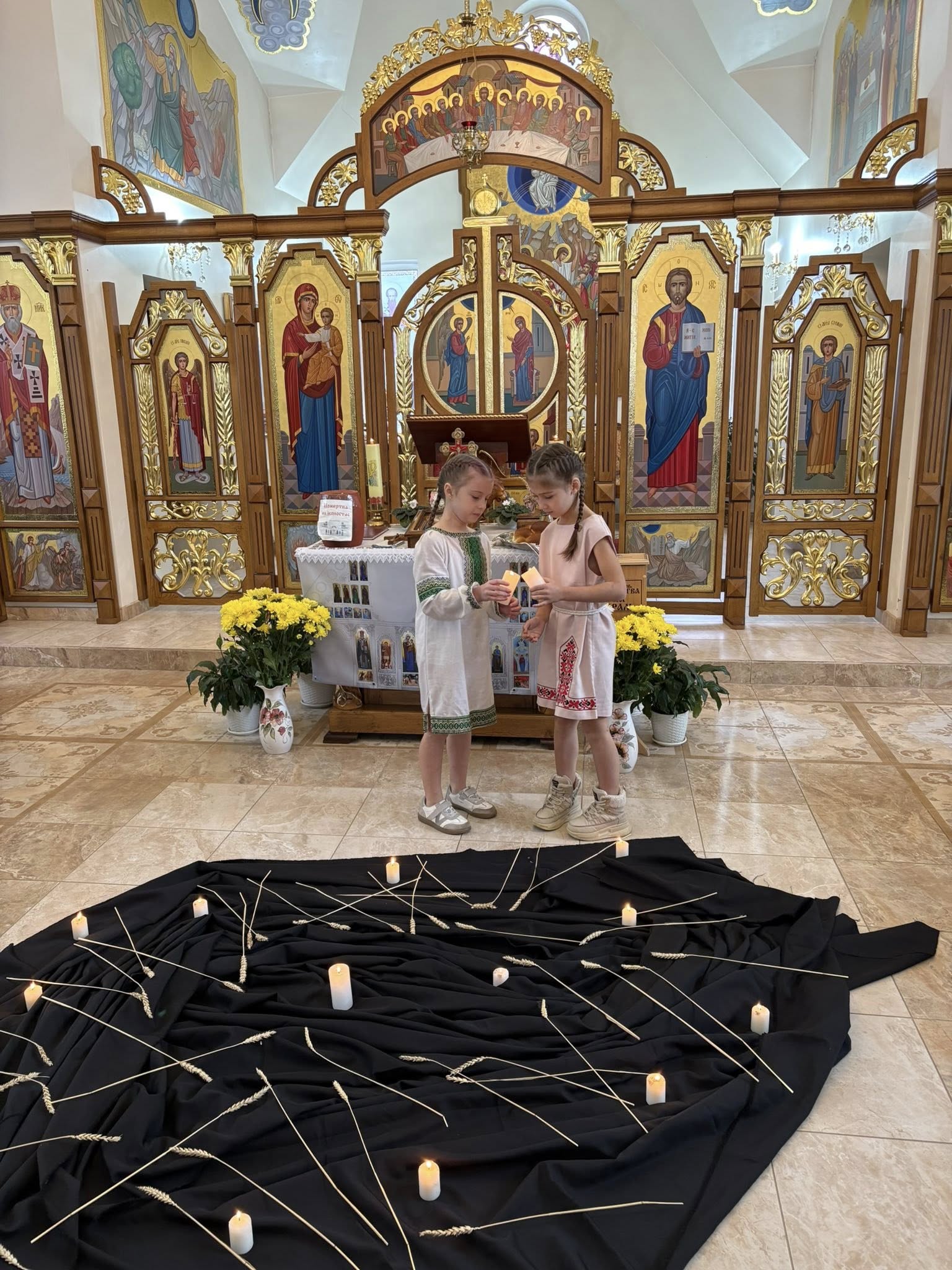 Юні вірні парафії Вознесіння Господнього провели мистецький захід, вшановуючи жертви Голодомору Юні вірні парафії Вознесіння Господнього провели мистецький захід, вшановуючи жертви Голодомору
