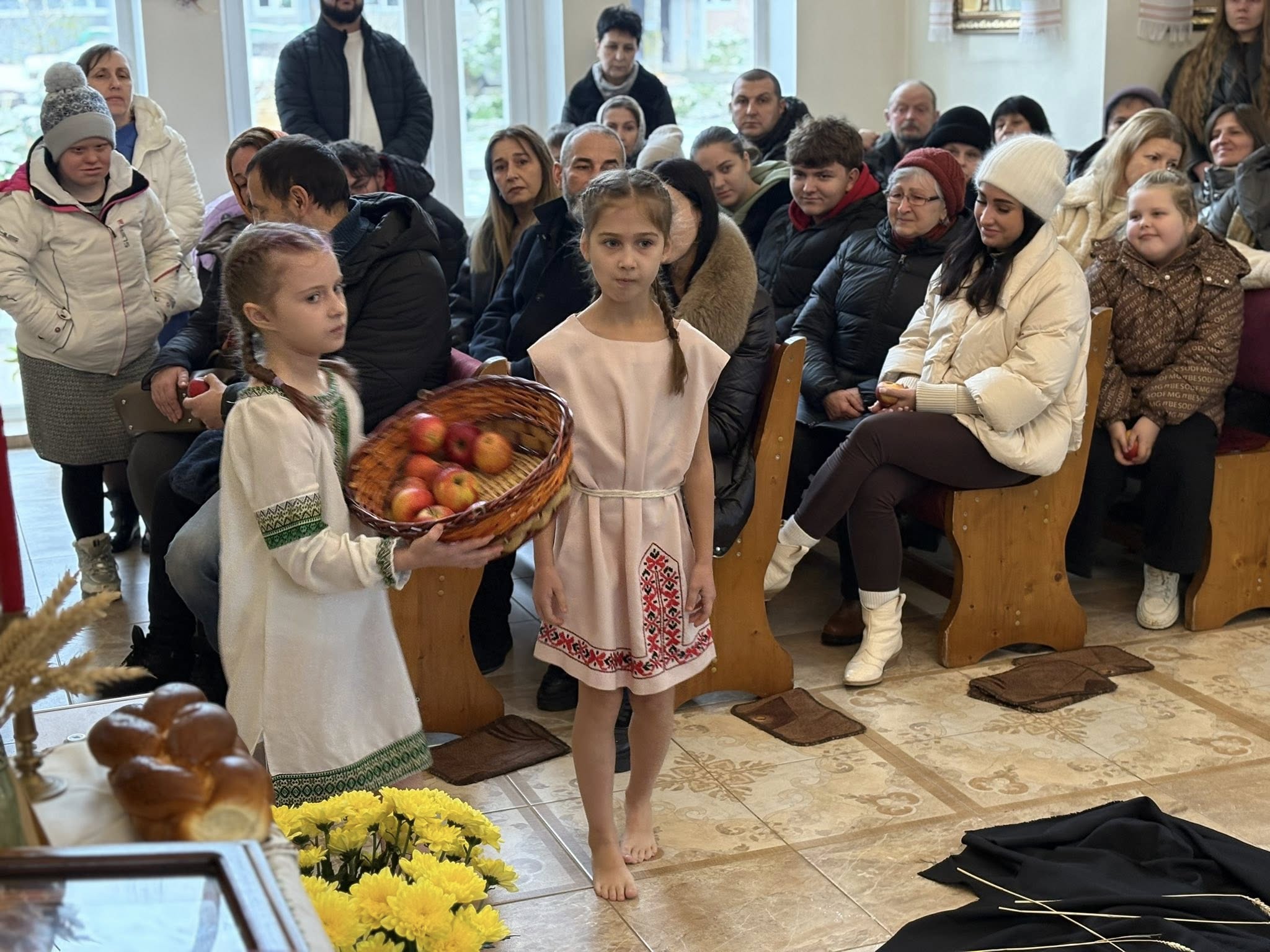 Юні вірні парафії Вознесіння Господнього провели мистецький захід, вшановуючи жертви Голодомору Юні вірні парафії Вознесіння Господнього провели мистецький захід, вшановуючи жертви Голодомору