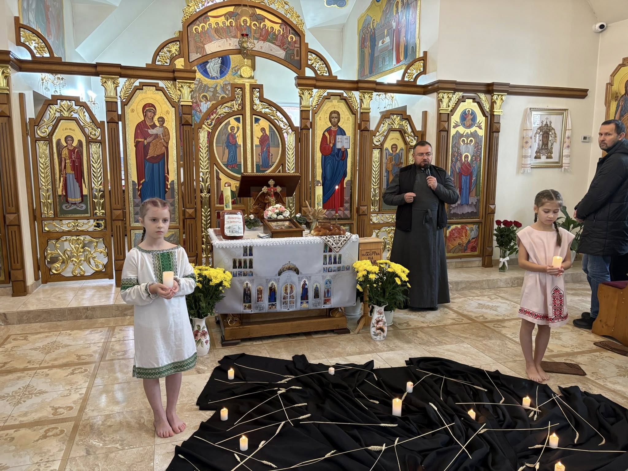 Юні вірні парафії Вознесіння Господнього провели мистецький захід, вшановуючи жертви Голодомору Юні вірні парафії Вознесіння Господнього провели мистецький захід, вшановуючи жертви Голодомору