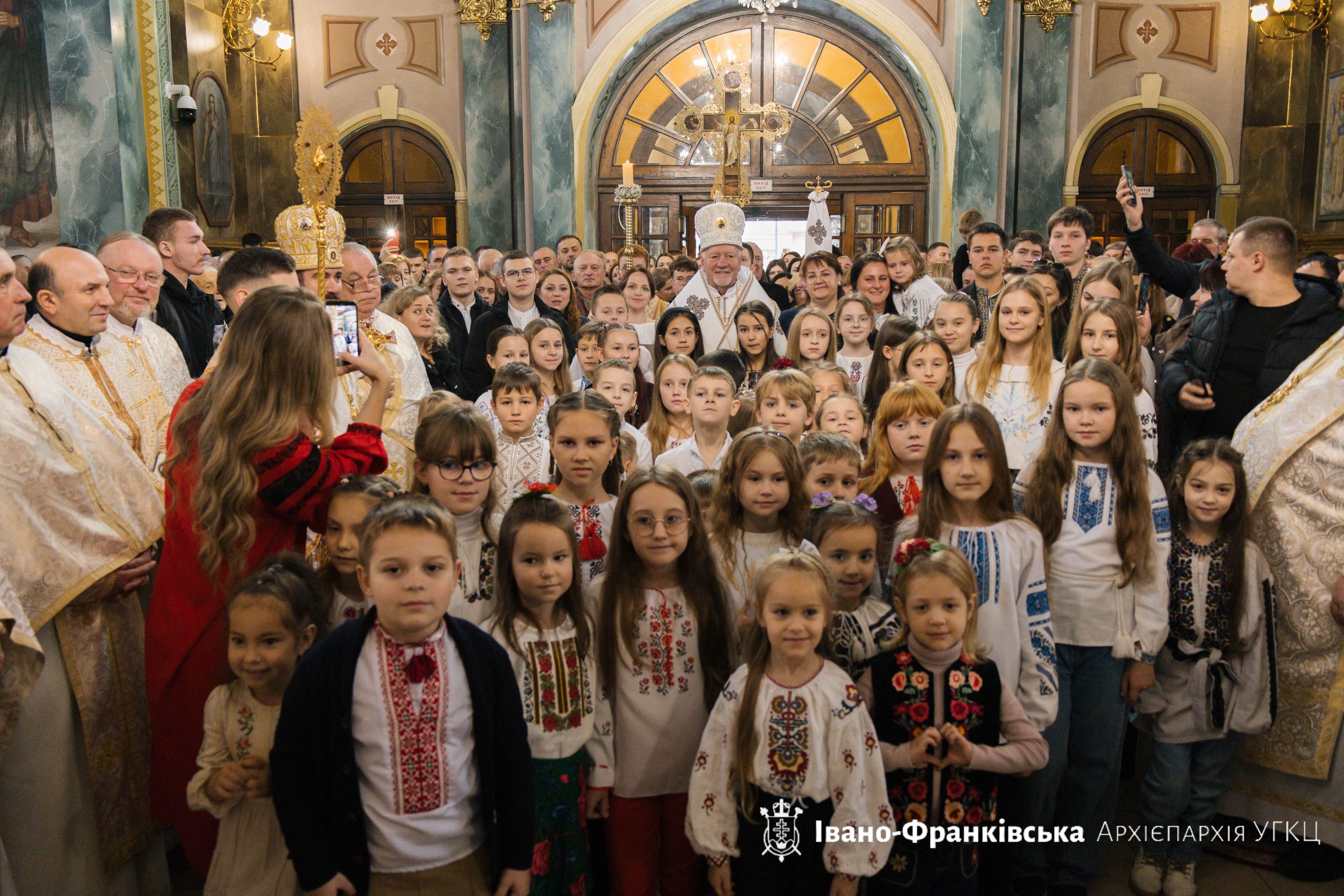 Вірні та духовенство Івано-Франківської Митрополії привітали Митрополита Володимира з днем народження Вірні та духовенство Івано-Франківської Митрополії привітали Митрополита Володимира з днем народження