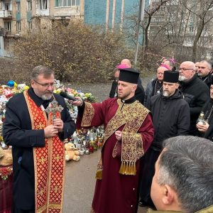 Глава УГКЦ з католицькими єпископами України на місці трагедії в Тернополі: «Ваш біль є болем усього тіла Христової Церкви» Глава УГКЦ з католицькими єпископами України на місці трагедії в Тернополі: «Ваш біль є болем усього тіла Христової Церкви»