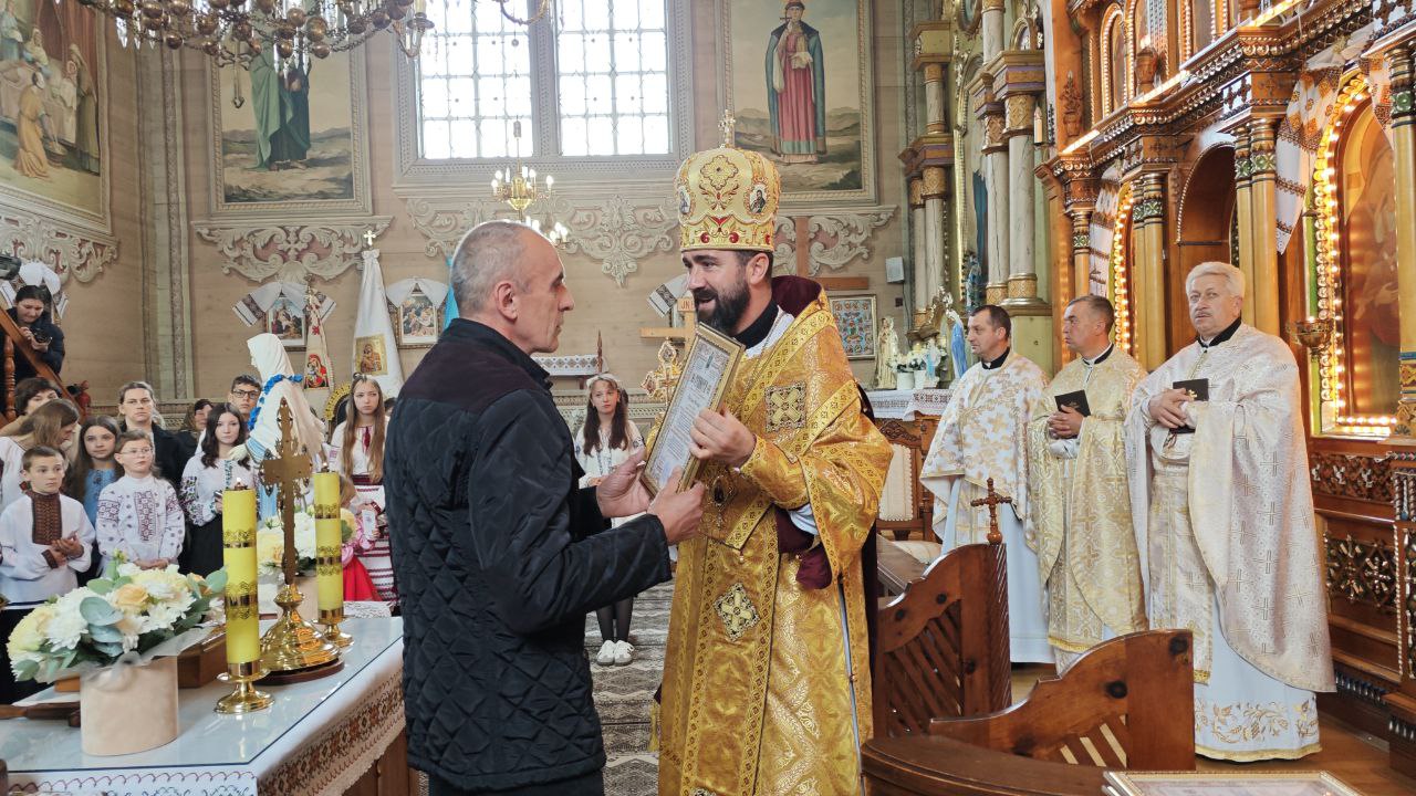 Владика Микола візитував столітній храм св. влкмцц. Параскевії у Брошневі Владика Микола візитував столітній храм св. влкмцц. Параскевії у Брошневі