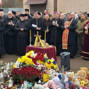 Глава УГКЦ з католицькими єпископами України на місці трагедії в Тернополі: «Ваш біль є болем усього тіла Христової Церкви» Глава УГКЦ з католицькими єпископами України на місці трагедії в Тернополі: «Ваш біль є болем усього тіла Христової Церкви»