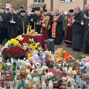 Глава УГКЦ з католицькими єпископами України на місці трагедії в Тернополі: «Ваш біль є болем усього тіла Христової Церкви» Глава УГКЦ з католицькими єпископами України на місці трагедії в Тернополі: «Ваш біль є болем усього тіла Христової Церкви»