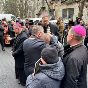 Глава УГКЦ з католицькими єпископами України на місці трагедії в Тернополі: «Ваш біль є болем усього тіла Христової Церкви» Глава УГКЦ з католицькими єпископами України на місці трагедії в Тернополі: «Ваш біль є болем усього тіла Христової Церкви»