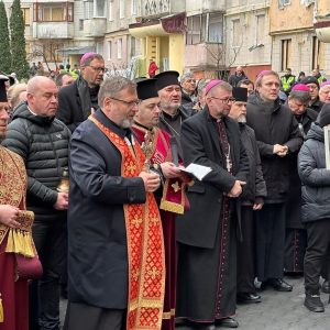 Глава УГКЦ з католицькими єпископами України на місці трагедії в Тернополі: «Ваш біль є болем усього тіла Христової Церкви» Глава УГКЦ з католицькими єпископами України на місці трагедії в Тернополі: «Ваш біль є болем усього тіла Христової Церкви»
