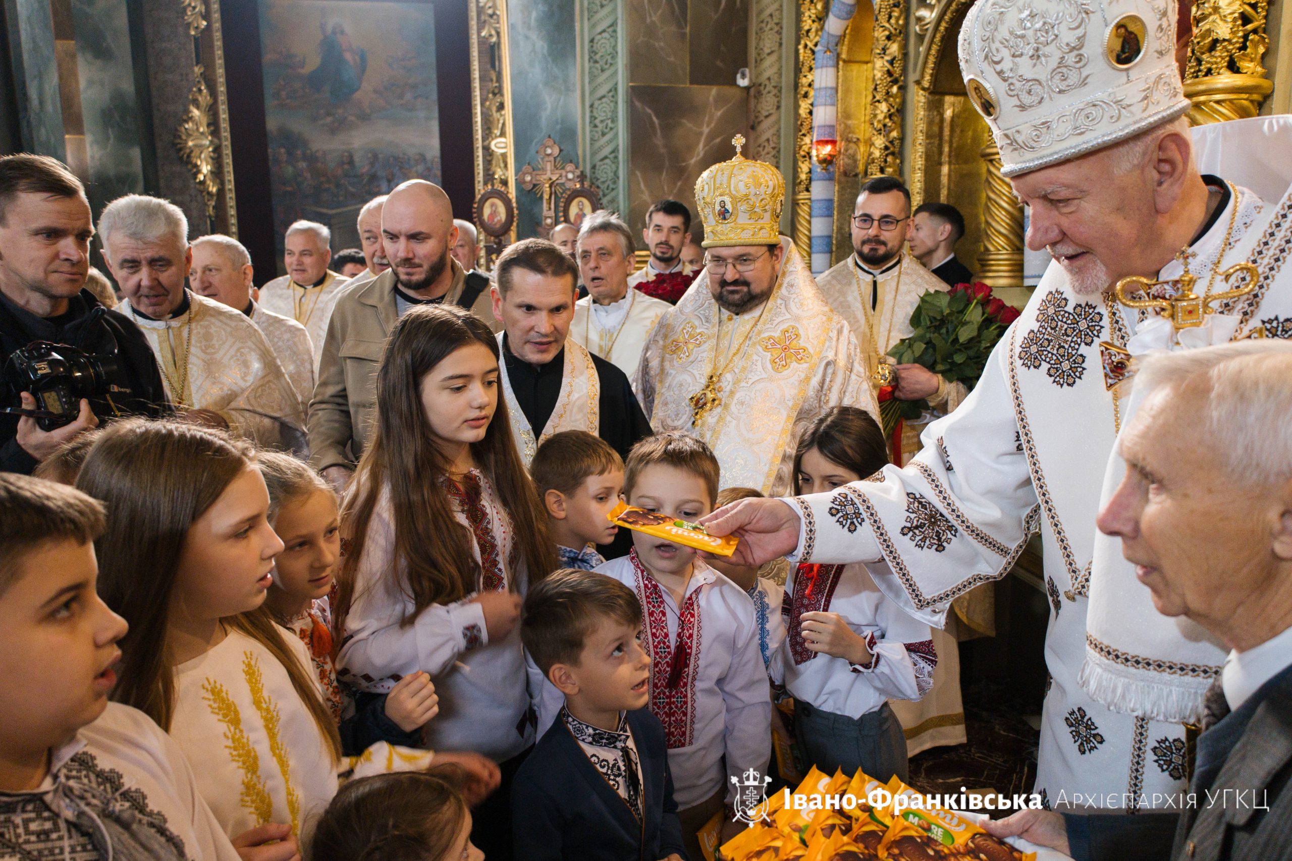 Вірні та духовенство Івано-Франківської Митрополії привітали Митрополита Володимира з днем народження Вірні та духовенство Івано-Франківської Митрополії привітали Митрополита Володимира з днем народження