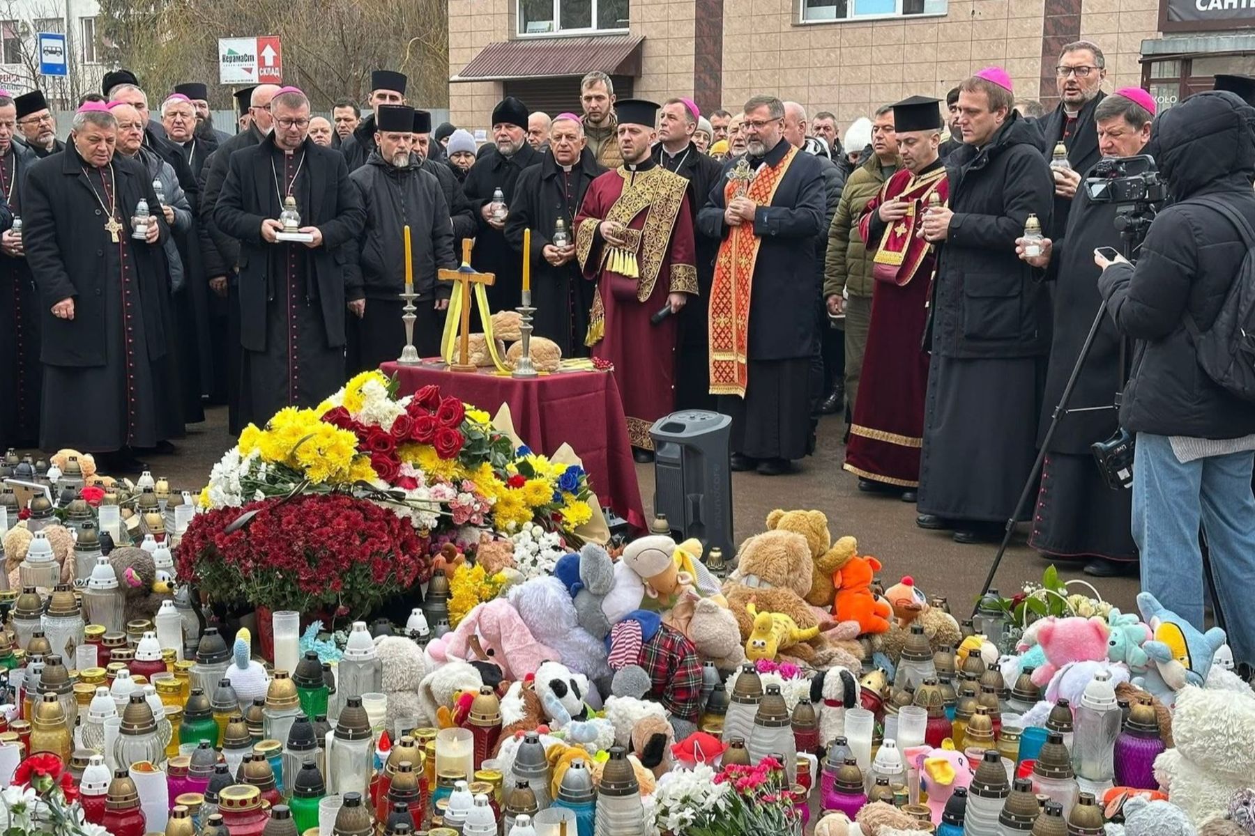 Глава УГКЦ з католицькими єпископами України на місці трагедії в Тернополі: «Ваш біль є болем усього тіла Христової Церкви» Глава УГКЦ з католицькими єпископами України на місці трагедії в Тернополі: «Ваш біль є болем усього тіла Христової Церкви»