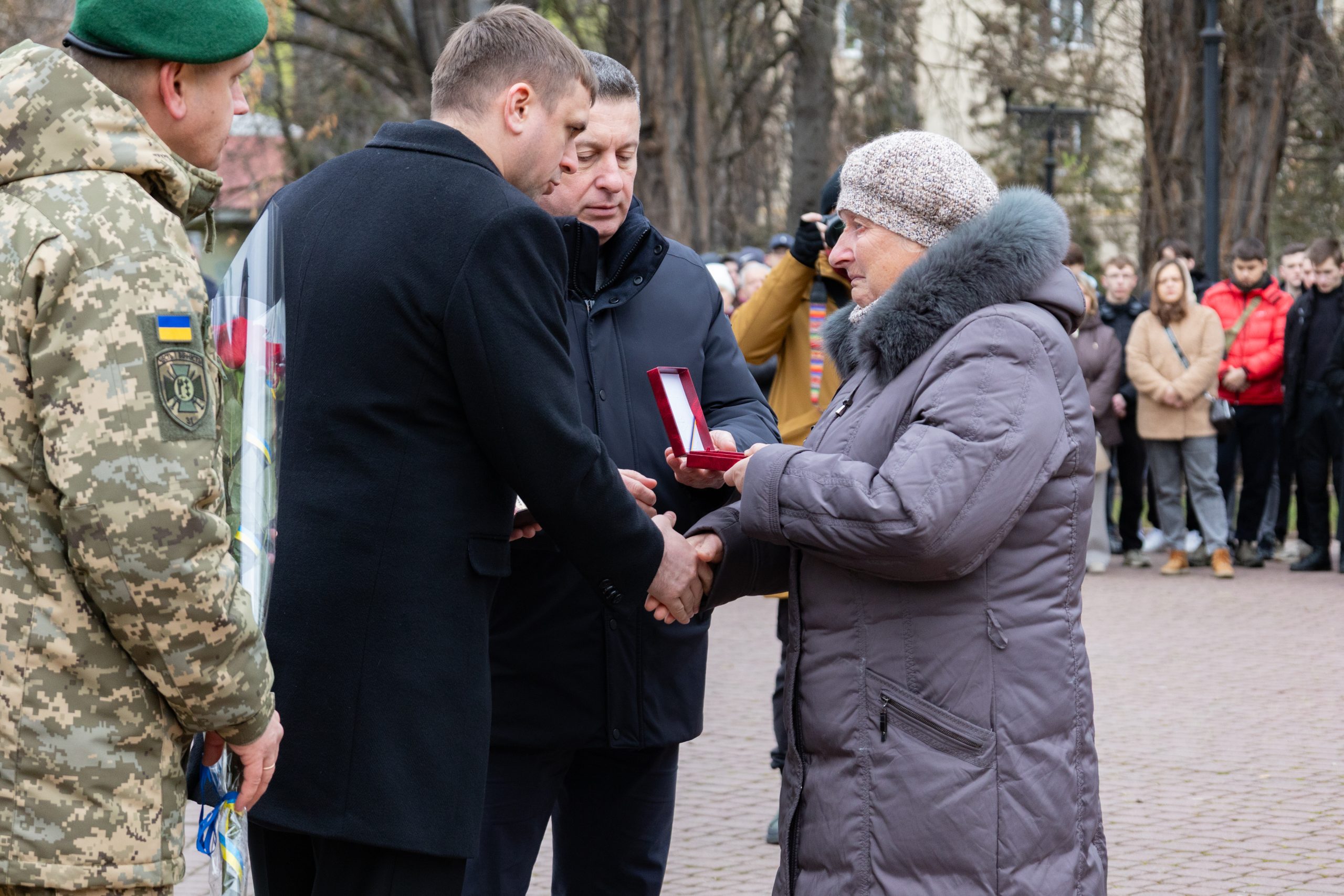 «Дзвін пам’яті» знову залунав у Меморіальному сквері Івано-Франківська «Дзвін пам’яті» знову залунав у Меморіальному сквері Івано-Франківська