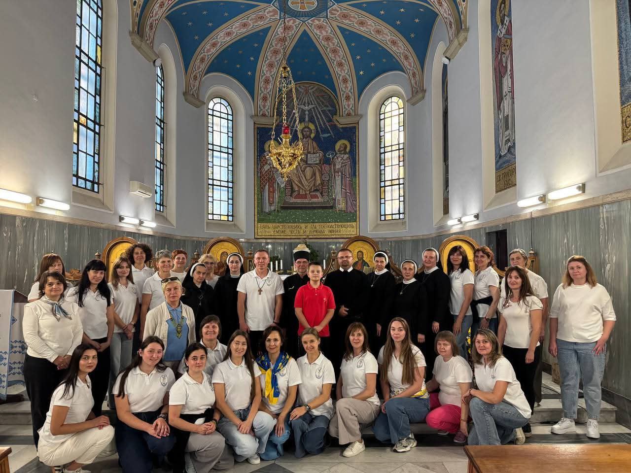 Спільнота Католицької початкової школи здійснила паломництво святинями Європи Спільнота Католицької початкової школи здійснила паломництво святинями Європи