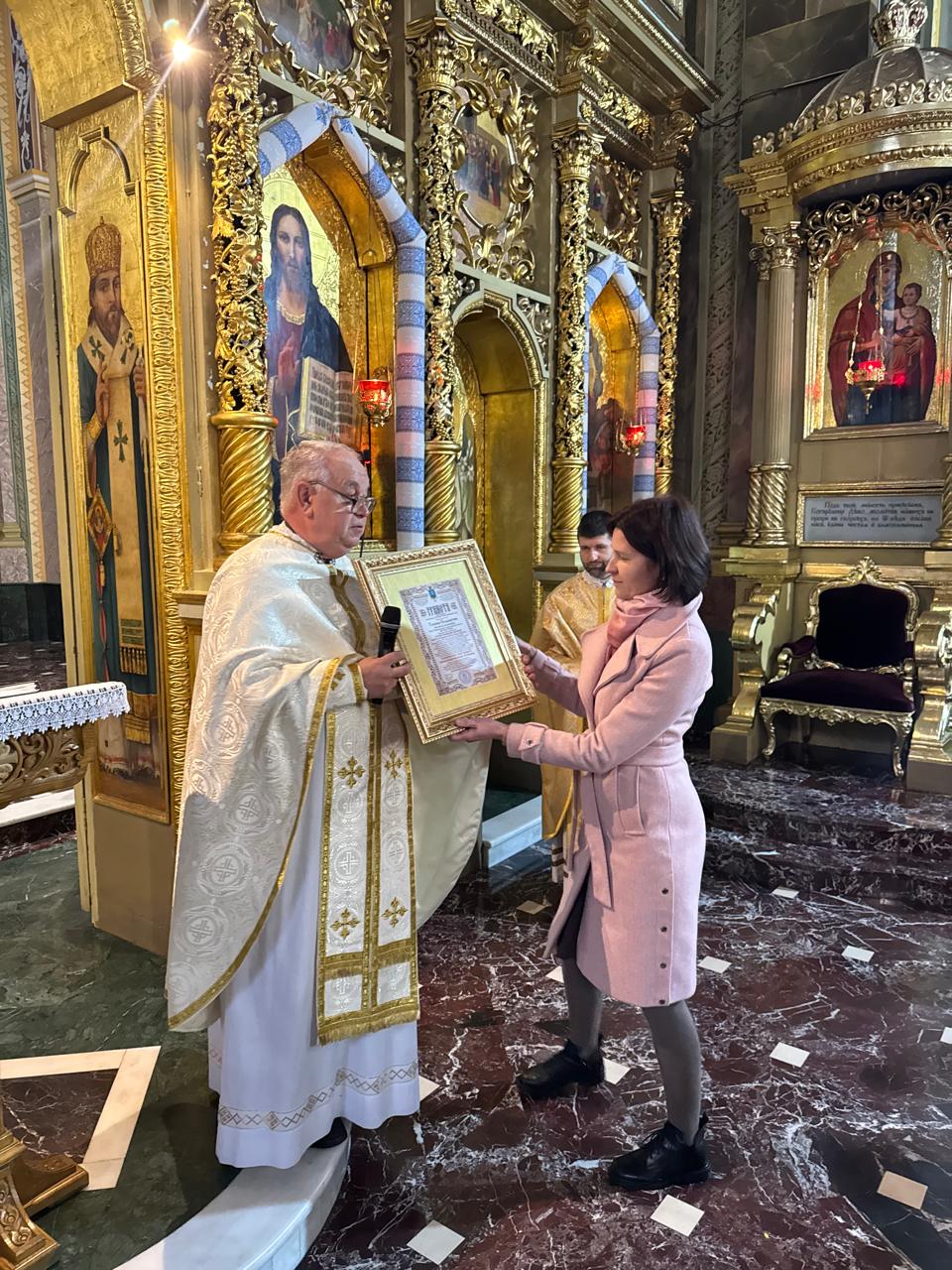 Владика Володимир нагородив колектив краєзнавчого музею за проведення виставки «Андрей Шептицький. Молитва, праця, служіння» Владика Володимир нагородив колектив краєзнавчого музею за проведення виставки «Андрей Шептицький. Молитва, праця, служіння»