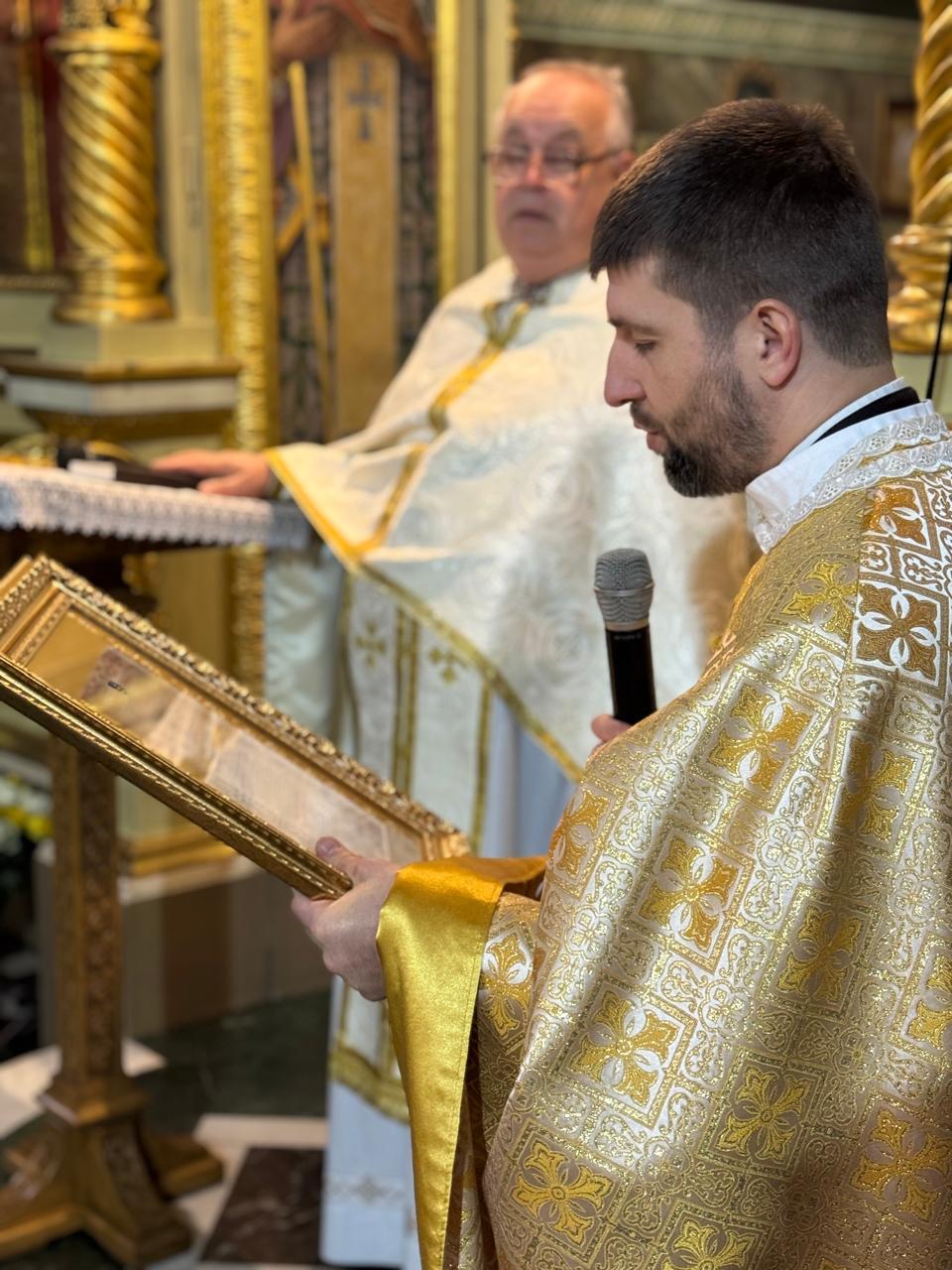 Владика Володимир нагородив колектив краєзнавчого музею за проведення виставки «Андрей Шептицький. Молитва, праця, служіння» Владика Володимир нагородив колектив краєзнавчого музею за проведення виставки «Андрей Шептицький. Молитва, праця, служіння»