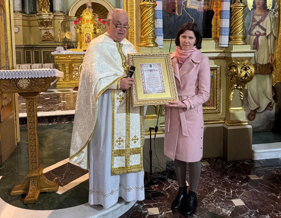 Владика Володимир нагородив колектив краєзнавчого музею за проведення виставки «Андрей Шептицький. Молитва, праця, служіння» Владика Володимир нагородив колектив краєзнавчого музею за проведення виставки «Андрей Шептицький. Молитва, праця, служіння»