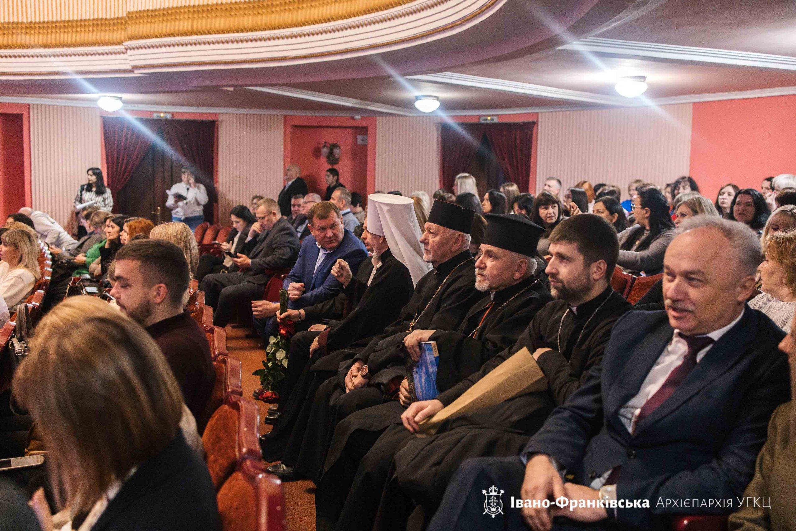 Митрополит Володимир поблагословив колектив Головного управління Пенсійного фонду в Івано-Франківській області Митрополит Володимир поблагословив колектив Головного управління Пенсійного фонду в Івано-Франківській області