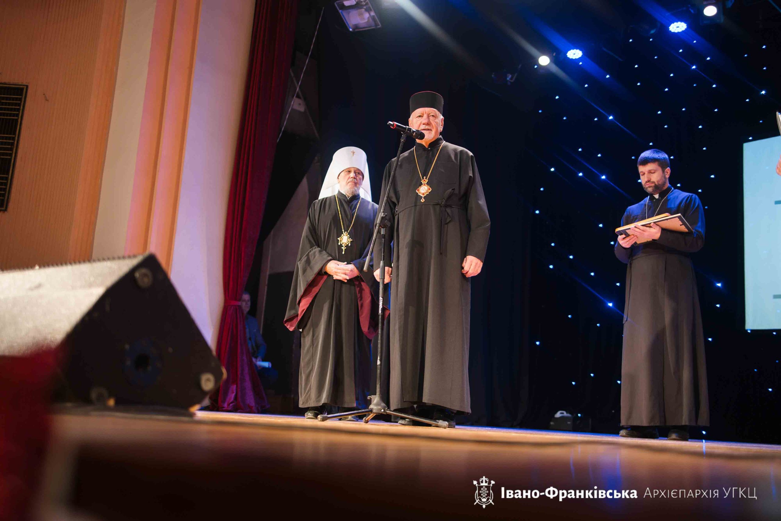 Митрополит Володимир поблагословив колектив Головного управління Пенсійного фонду в Івано-Франківській області Митрополит Володимир поблагословив колектив Головного управління Пенсійного фонду в Івано-Франківській області