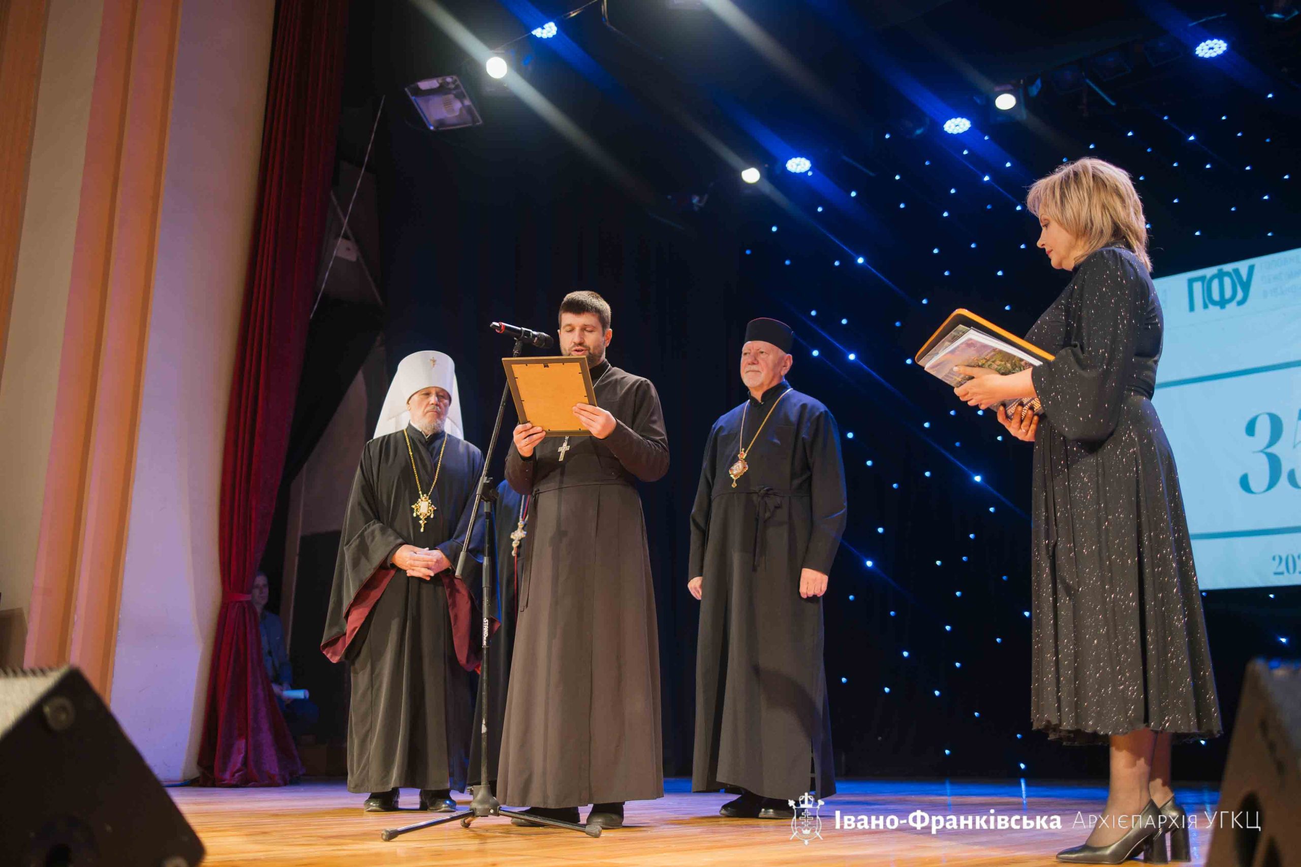 Митрополит Володимир поблагословив колектив Головного управління Пенсійного фонду в Івано-Франківській області Митрополит Володимир поблагословив колектив Головного управління Пенсійного фонду в Івано-Франківській області