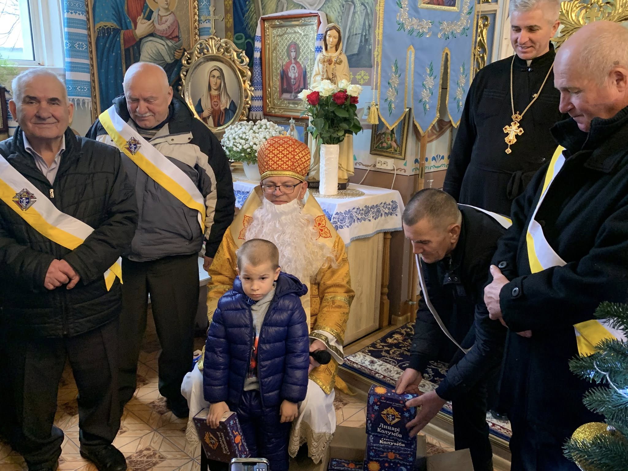 Лицарі Колумба здійснили роздачу солодких пакунків найменшим парафіянам Івано-Франківської Архієпархії Лицарі Колумба здійснили роздачу солодких пакунків найменшим парафіянам Івано-Франківської Архієпархії