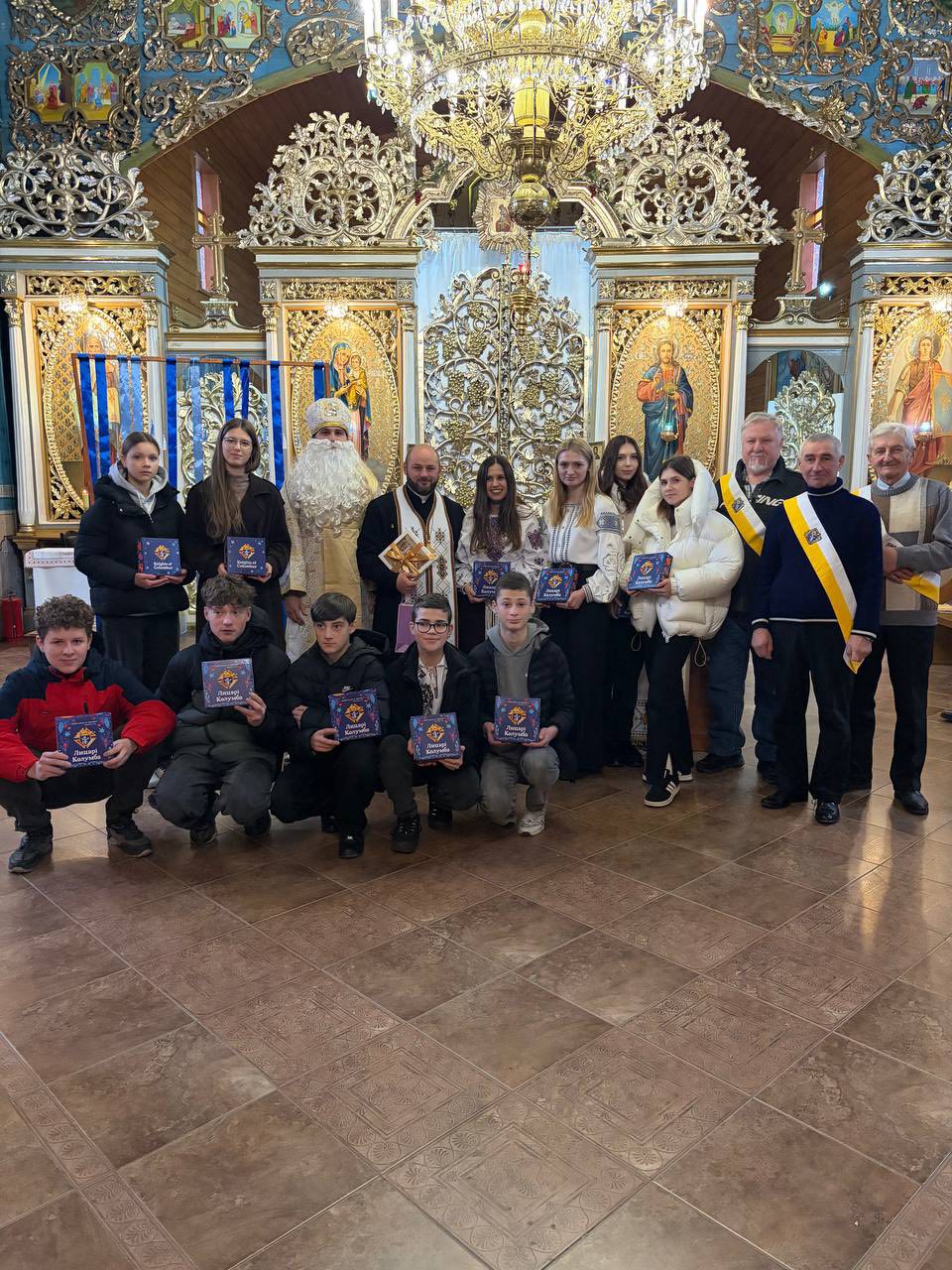 Лицарі Колумба здійснили роздачу солодких пакунків найменшим парафіянам Івано-Франківської Архієпархії Лицарі Колумба здійснили роздачу солодких пакунків найменшим парафіянам Івано-Франківської Архієпархії