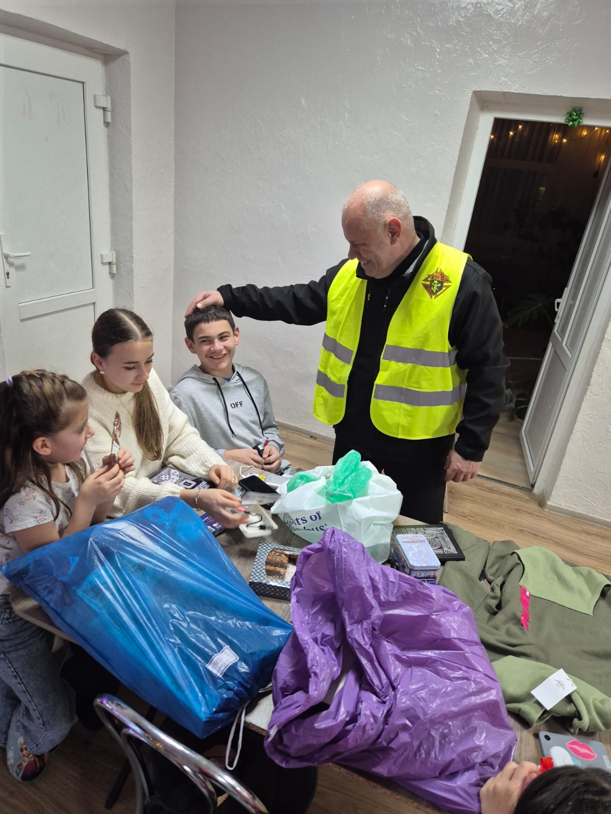 Лицарі Колумба Івано-Франківської Митрополії відвідали дітей у реабілітаційному центрі в с. Мединя Лицарі Колумба Івано-Франківської Митрополії відвідали дітей у реабілітаційному центрі в с. Мединя