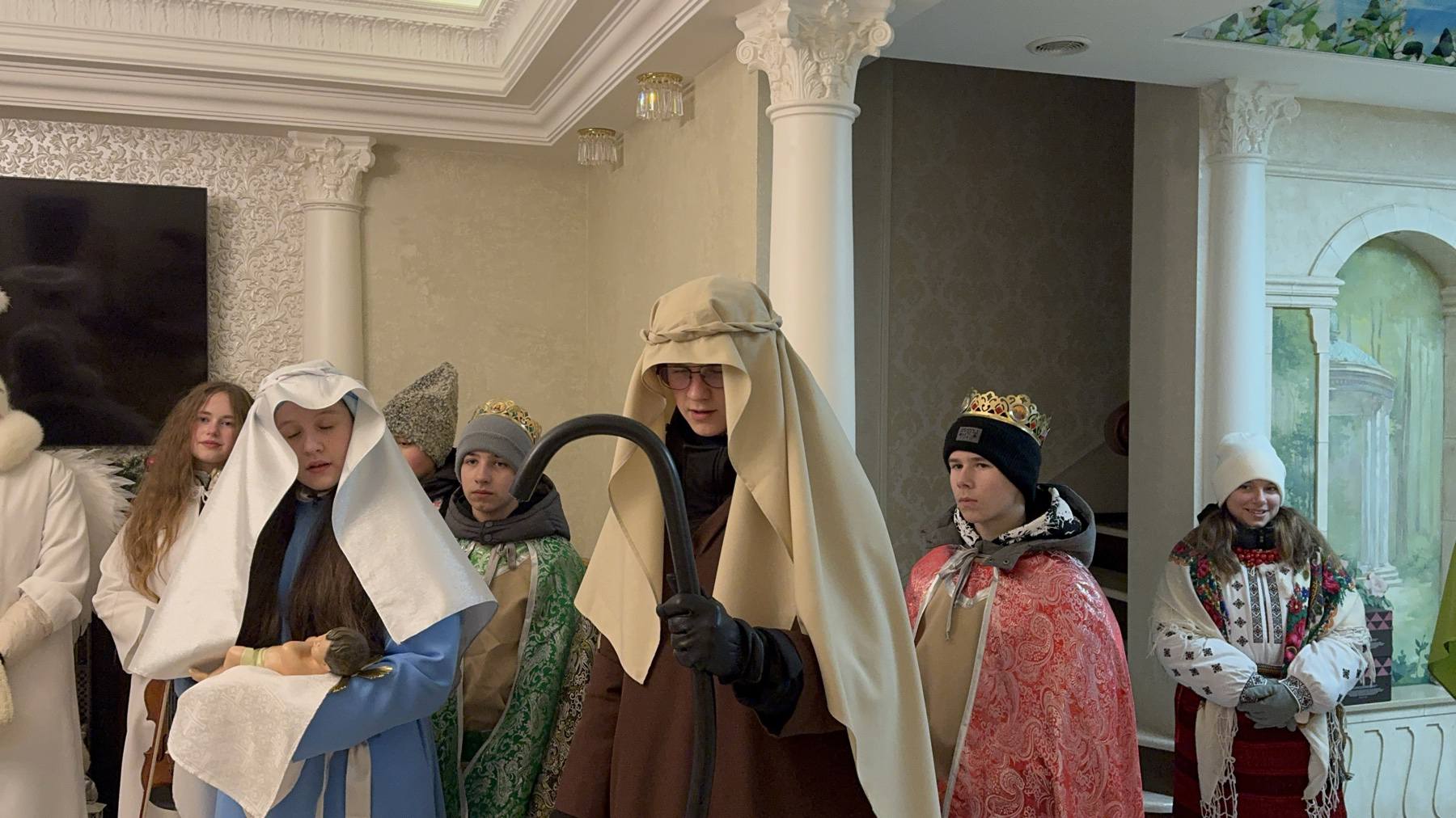 Молодіжна спільнота парафії св. влкмч. Юрія прославляє новонародженого Ісуса Молодіжна спільнота парафії св. влкмч. Юрія прославляє новонародженого Ісуса