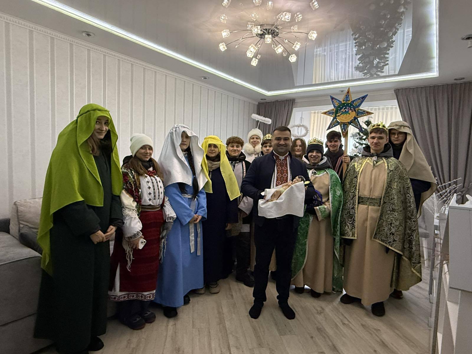 Молодіжна спільнота парафії св. влкмч. Юрія прославляє новонародженого Ісуса Молодіжна спільнота парафії св. влкмч. Юрія прославляє новонародженого Ісуса