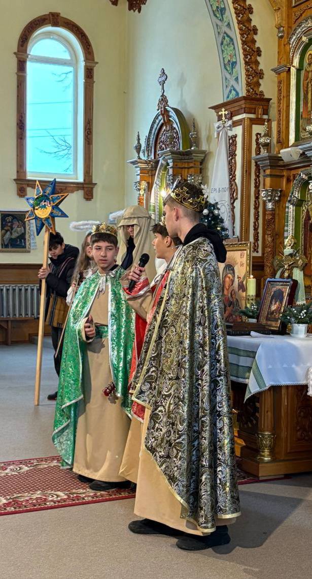 Молодіжна спільнота парафії св. влкмч. Юрія прославляє новонародженого Ісуса Молодіжна спільнота парафії св. влкмч. Юрія прославляє новонародженого Ісуса