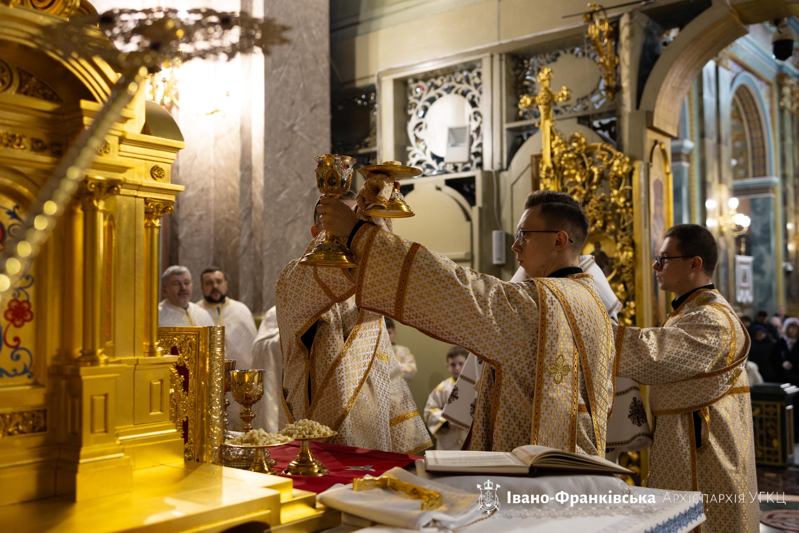 Відбулася проща до Архікатедрального собору з нагоди 14-ї річниці створення Івано-Франківської Митрополії УГКЦ Відбулася проща до Архікатедрального собору з нагоди 14-ї річниці створення Івано-Франківської Митрополії УГКЦ