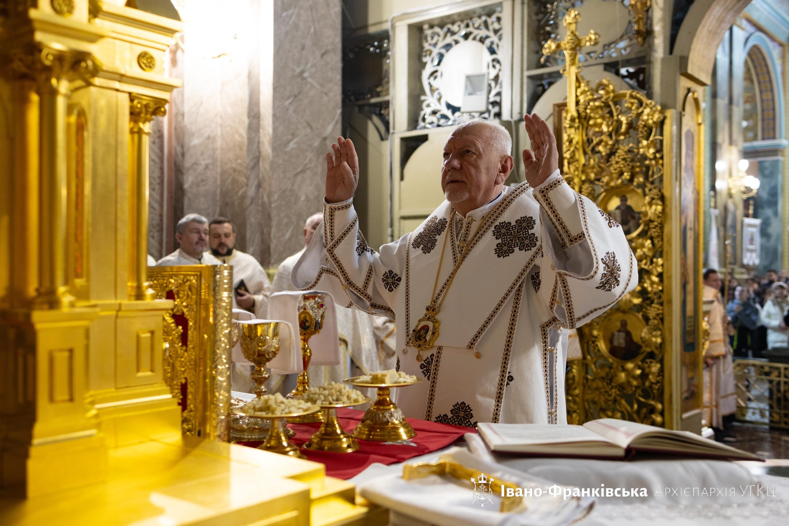Відбулася проща до Архікатедрального собору з нагоди 14-ї річниці створення Івано-Франківської Митрополії УГКЦ Відбулася проща до Архікатедрального собору з нагоди 14-ї річниці створення Івано-Франківської Митрополії УГКЦ